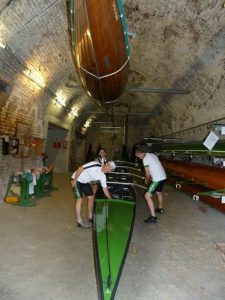 Die Rheintreue hängt im Keller oben an der Decke