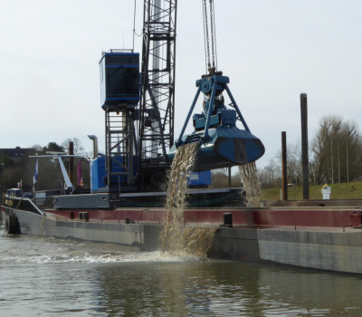 Baggerarbeiten im Schlamm haben begonnen