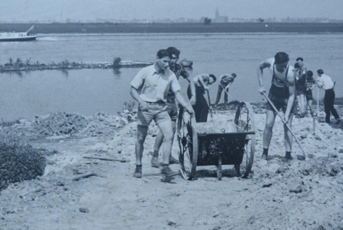 Mit dem Schutt aus den Gewölbekellern der Grotte wird Anfang der 50er Jahre die Rampe gebaut , Foto Wolfgang Breidüffel