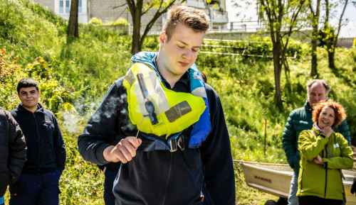 Das Treibgas bläst die Weste auf.