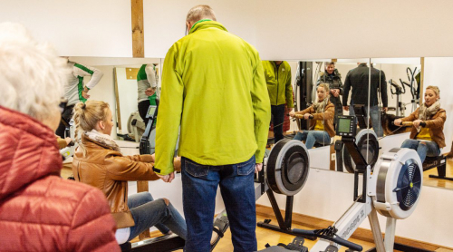Anleitung am Ruderergometer in unserem Fitnessraum