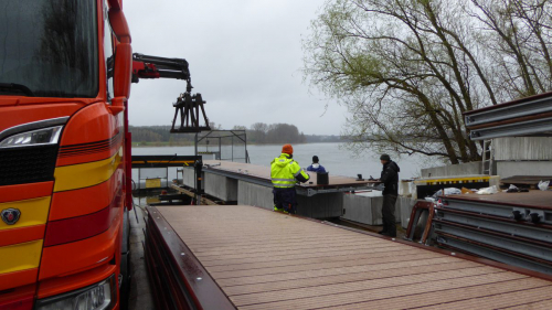 Die Stege sind abgeladen und fertig zur Montage Foto Gaby Reucher