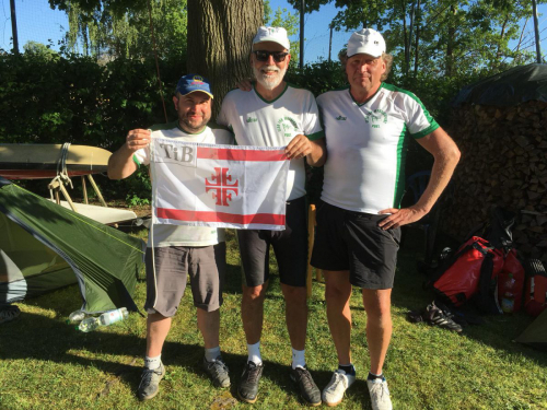 Die stolzen Teilnehmer Mit Clubflagge