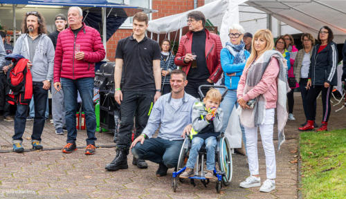 Die Gäste freuen sich auf die bevorstehende offizielle Eröffnung des Hafens.