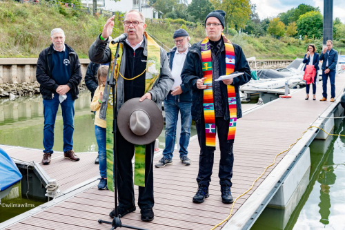 Der kath Pfarrer Heinz-Otto Langel und der evang. Pfarrer Rolf Theobold erteilen den kirchlichen. Segen.