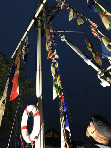 Hauke Sulzmeier zieht die CfWP Flagge langsam in die Höhe