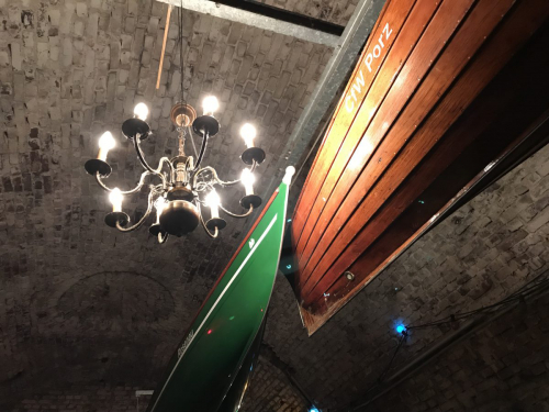 Stilechte Beleuchtung in der "Grotte"