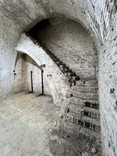 Die Treppe müßte komplett neu gebaut werden.