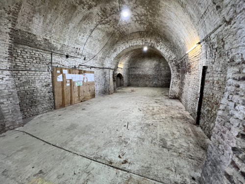 Links die Durchgänge waren früher begehbar.